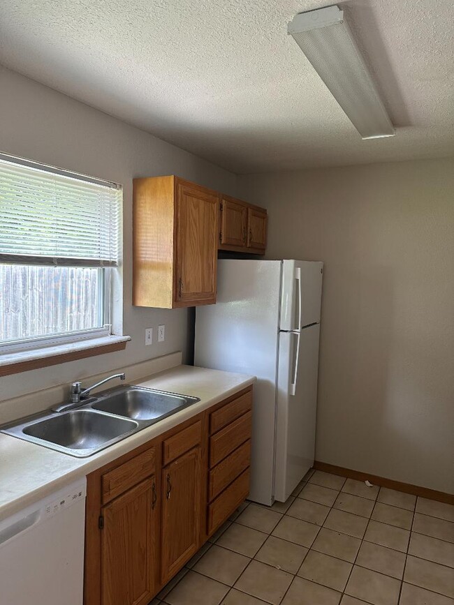 Building Photo - 202 S Woods Ct