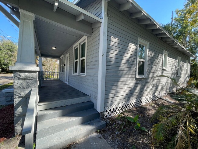 Building Photo - Charming 3 bedroom 2-Bath Bungalow-West Ja...