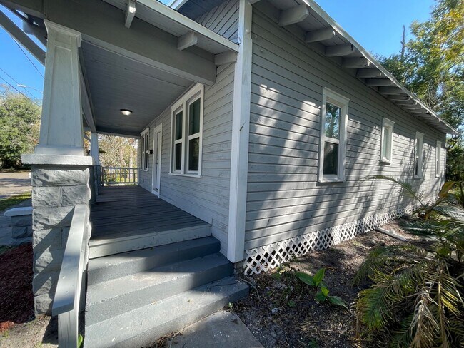 Building Photo - Charming 3 bedroom 2-Bath Bungalow-West Jacksonville 32254!
