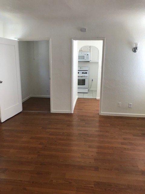 Building Photo - 1 Bed, 1 Bath in a tranquil nook of Los An...