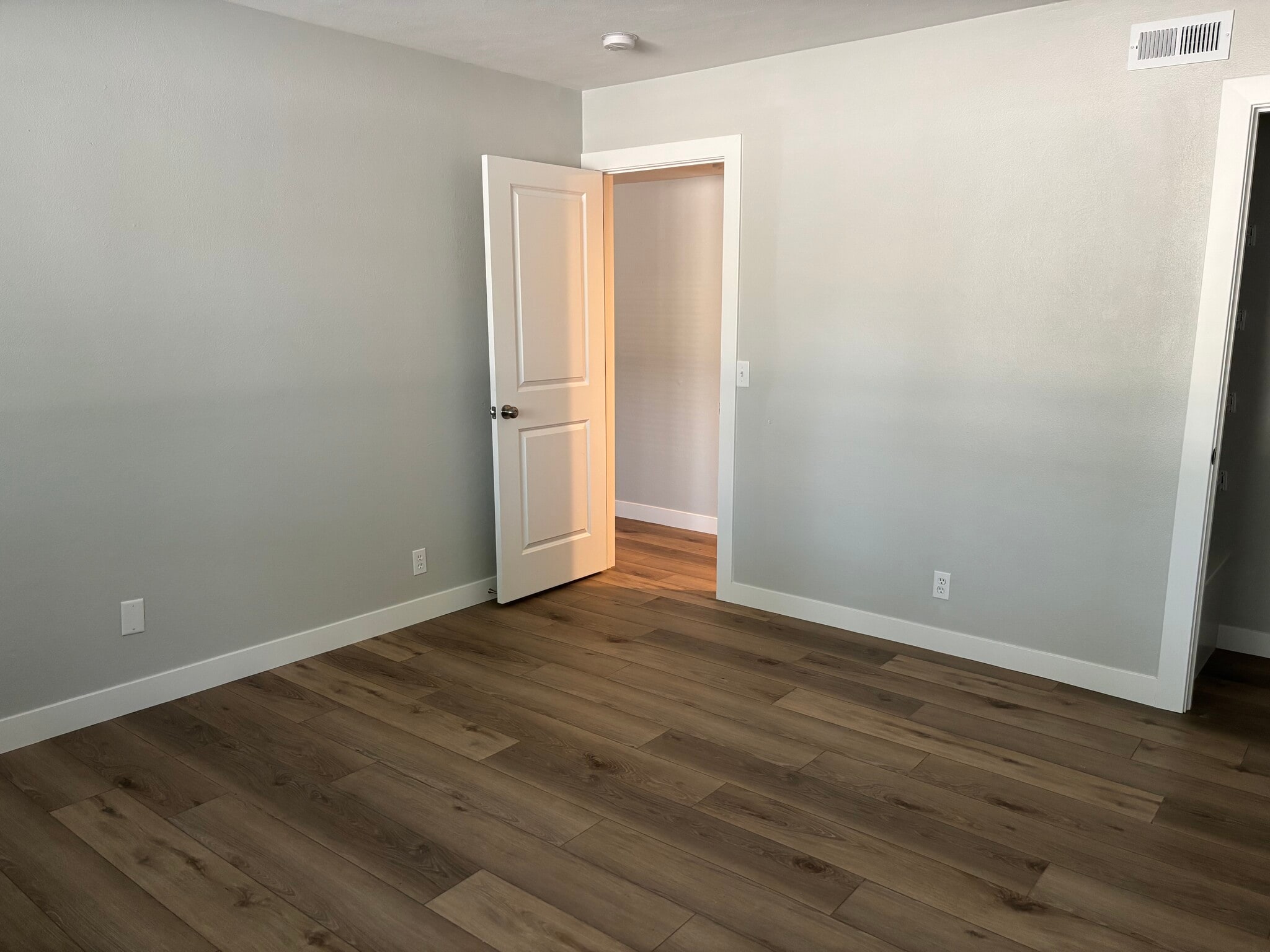 Building Photo - 1646 W 42nd St