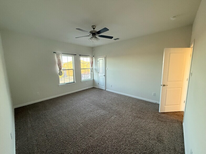 Building Photo - 565 Lindisfarne Ln