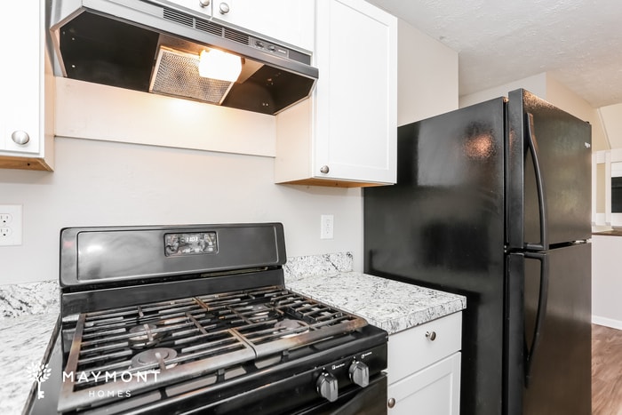 Building Photo - 1600 Pin Oak Ln SE