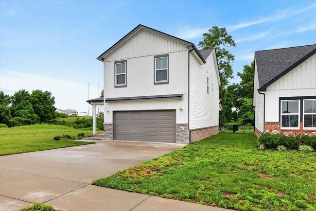 Building Photo - 4 Bedroom Pet Friendly Home For Rent with Club House, Comm. Pool, & Comm Gym Access!
