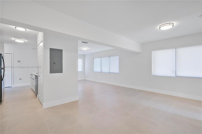 Building Photo - 490 NE 141st St