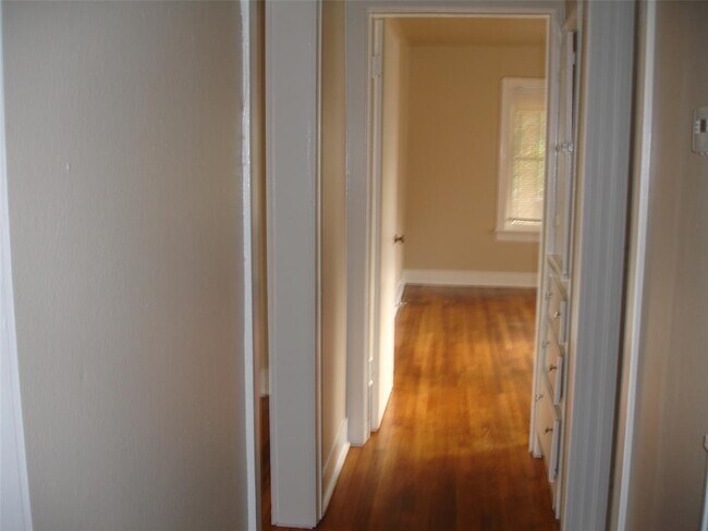Building Photo - 311 W 21st St