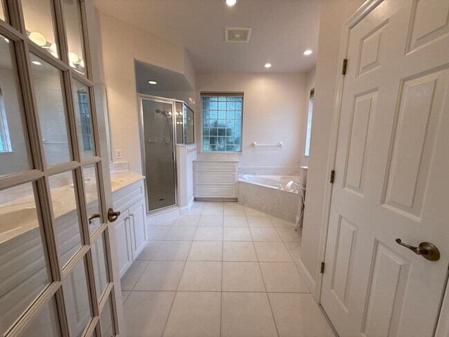 Building Photo - Lake Diamond Golf and County Club Pool Hom...