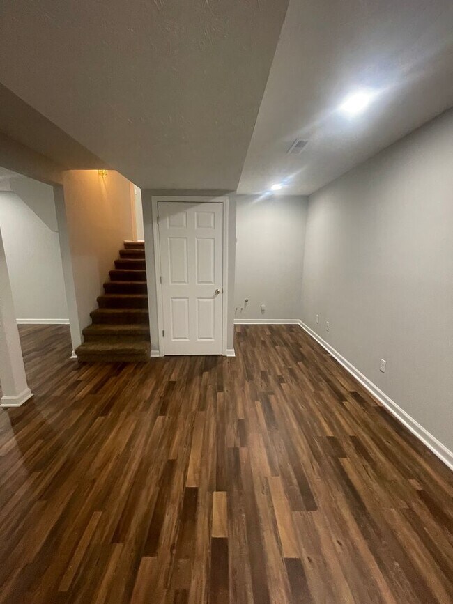 Building Photo - 3 bed, 2 bath, 2 car garage home w/ finished basement/bonus room in West Knox