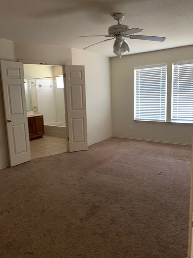 Building Photo - 3 bedroom, 2 bath, and 2 car garage house