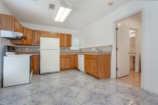 Building Photo - 5422 Miller Ave