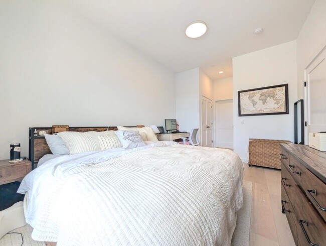 Building Photo - 425 3rd St