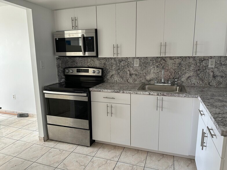 Building Photo - 4675 W 18th Ct