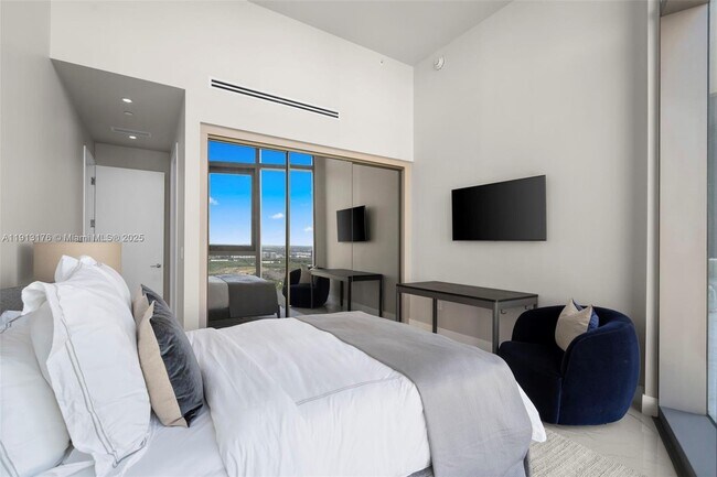 Building Photo - 15701 Collins Ave