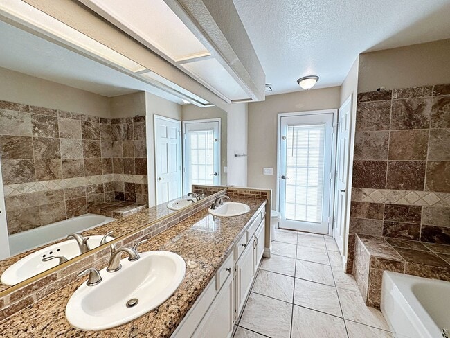 Building Photo - Green Valley Luxury Single Story: Pool, Putting Green, 4 Bedrooms, SOLAR!