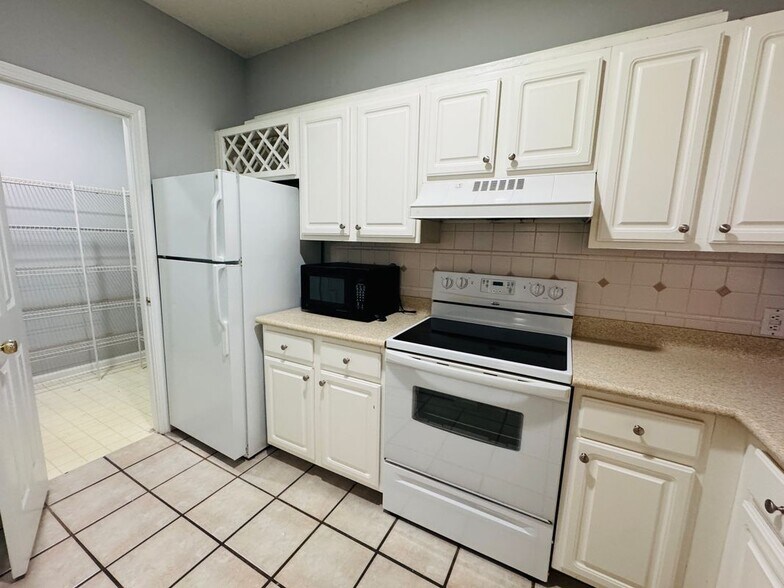 Building Photo - 955 Juniper St NE