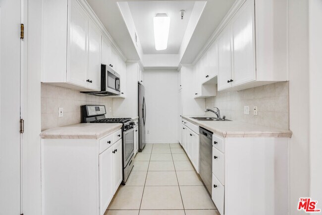 Building Photo - 3328 Oakhurst Ave