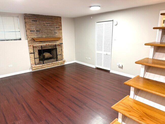 Building Photo - 646 W Belden Ave