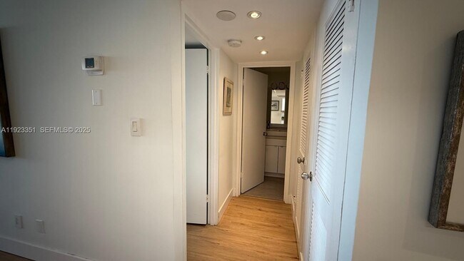 Building Photo - 100 Lincoln Rd