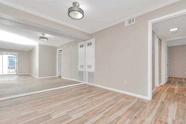 Building Photo - 2744 Briarhurst Dr