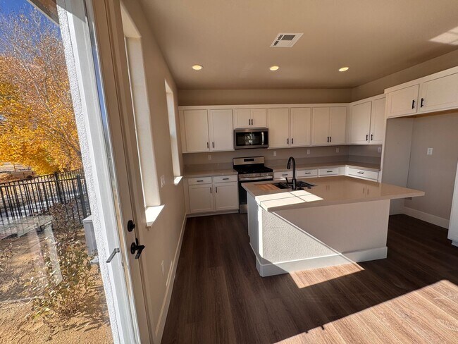 Building Photo - NEW! 3/2.5/2 Townhome in Gardnerville