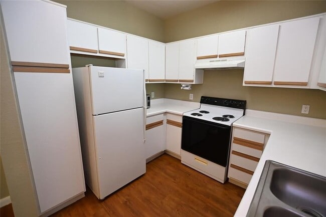 Building Photo - Beautifully Updated 2-Bedroom, 1-Bath Condo!