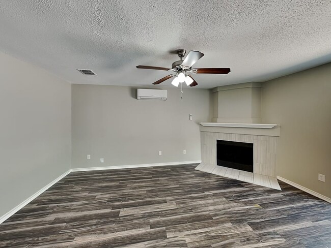 Building Photo - 12002 Peachtree Ln