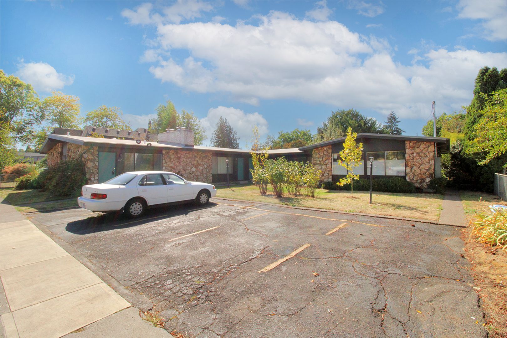 Building Photo - 631-631 NE 74th Ave