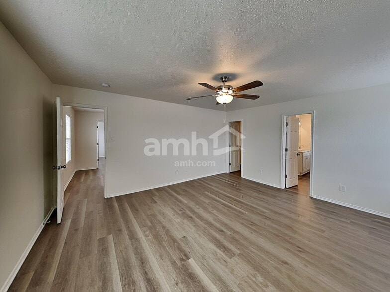 Building Photo - 240 Equestrian Dr