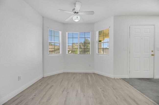 Building Photo - Gated 2 bedroom Condo with new carpet and ...