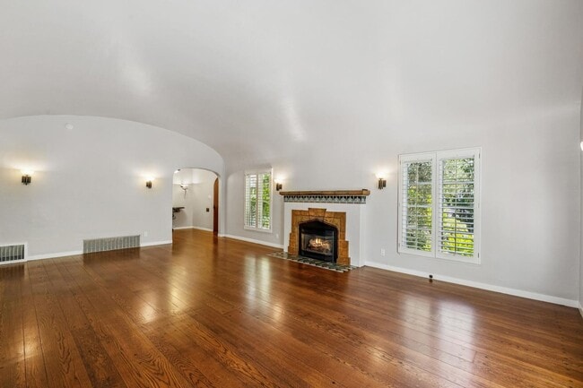 Building Photo - Mediterranean Beauty in Crescent Park – 5B...
