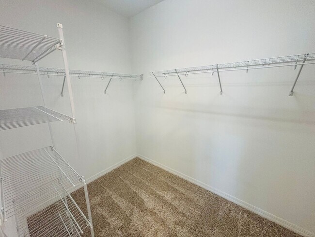 Building Photo - Beautiful movie in ready, large 2/2 in Ocala Preserve - All ages