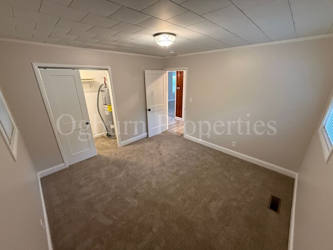 Building Photo - 204 Willow Creek Rd