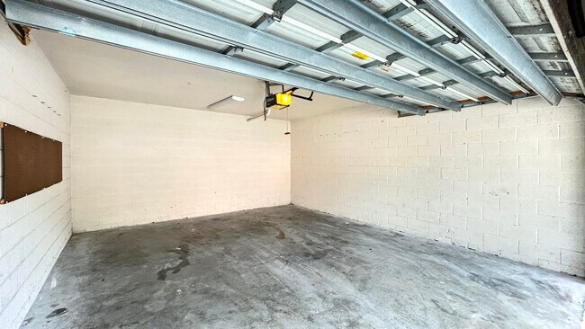 Building Photo - 116 SW Peacock Blvd