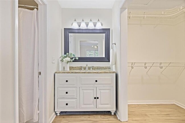 Building Photo - 911 Hollyfax Cir NE