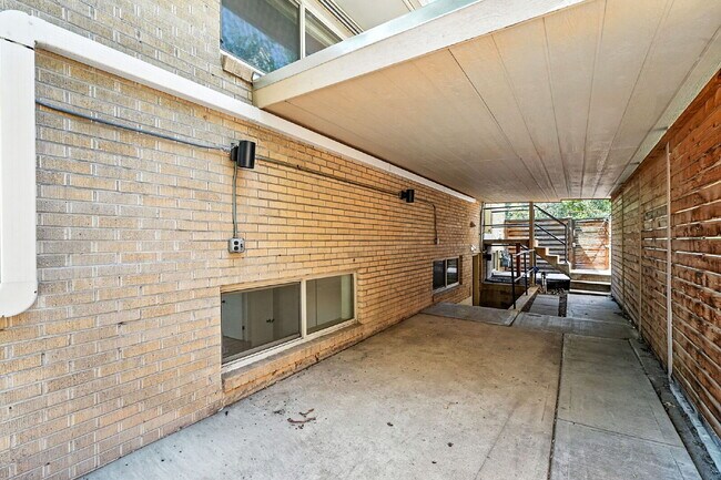 Building Photo - Great Property in the DU area!