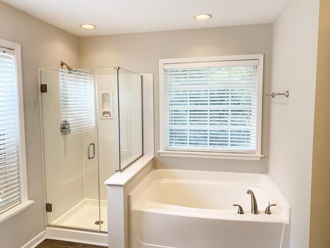Building Photo - 105 Crown Empire Ct