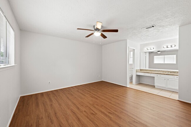 Building Photo - 4503 Pineville Ln