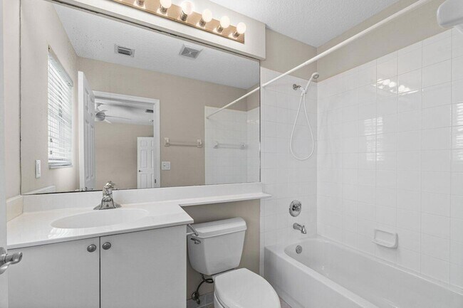 Building Photo - 526 Commons Dr