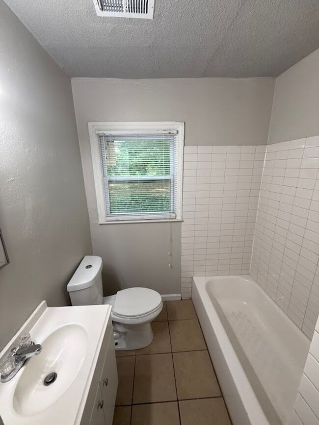 Building Photo - 4 Bed 1 Bath in Atlanta! $500 off for the first month rent!