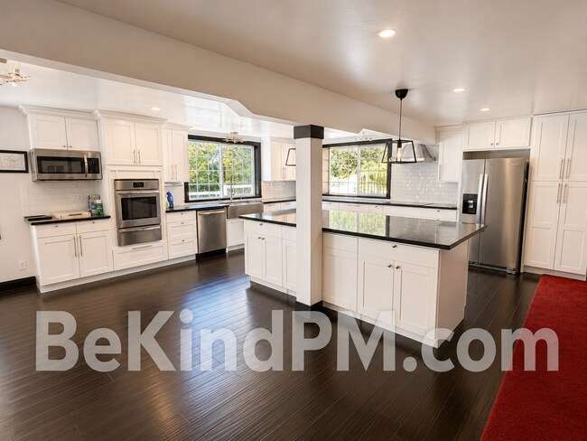 Building Photo - Spacious, Bright & Pet Friendly!