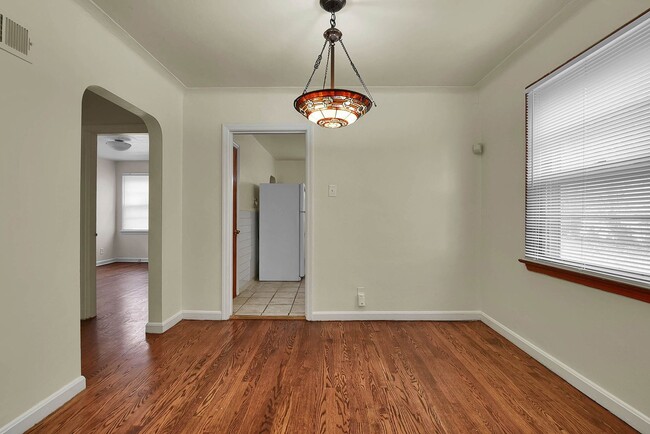 Building Photo - Quaint 2 bedroom home in University City.