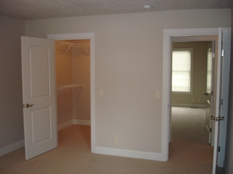Building Photo - 975 Sautter Dr