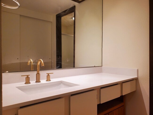 Building Photo - Rent or LEASE with OPTION to purchase this 2bd, 2 ba Condo in Oakbrook, Amenities!