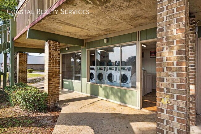 Building Photo - 210 Pelham Rd