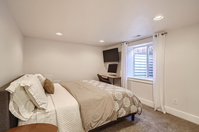 Building Photo - Available NOW! Fully Furnished 4 Bedroom 2 Bath Beautiful Home in Denver!