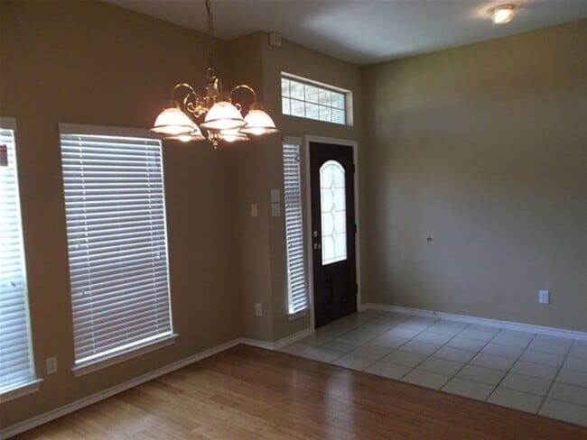 Building Photo - 1835 Manor Dr