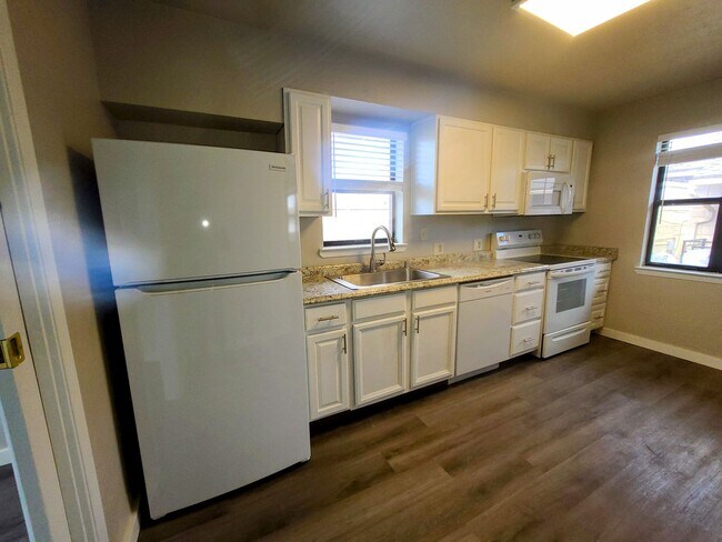 Building Photo - 2 bedroom 1 bath upstairs unit.