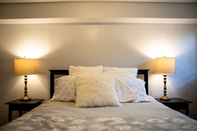 Building Photo - 1416 E Hollow Dale Dr