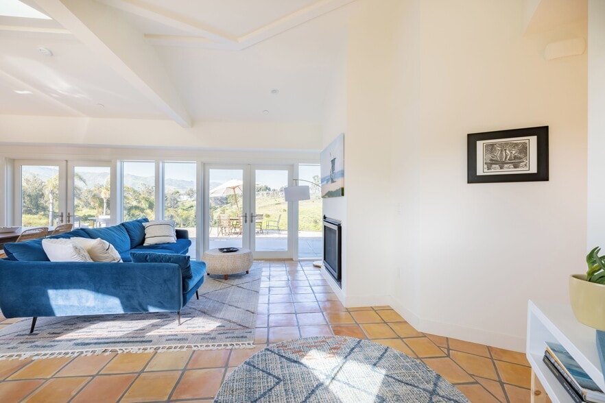 Living Room Fireplace - 6726 Wandermere Rd