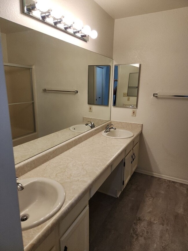 Building Photo - Three Bedroom at Green Valley Park